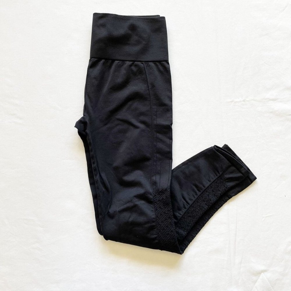 Women’s Fabletics Black Sync High-Waisted Perforated 7/8 Size Medium